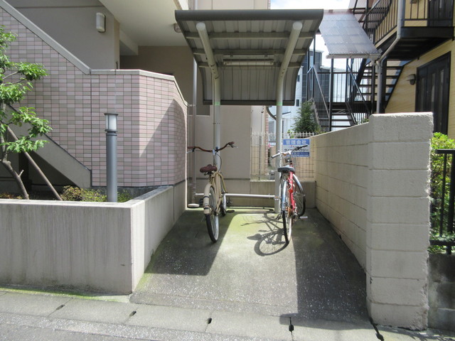 Ｅｓｔｕｐｅｎｄｏ－０８0301号室 駐輪場　※実際の使用状況とは異なります(現況優先)