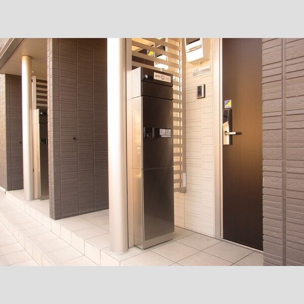 メゾンクレールE105号室 宅配ボックス