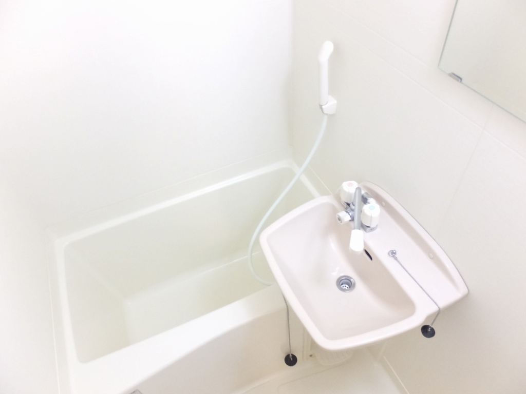 レオネクストＦＵＪＩＭＩ　Ⅴ101号室 白を基調とした清潔感溢れる浴室です。