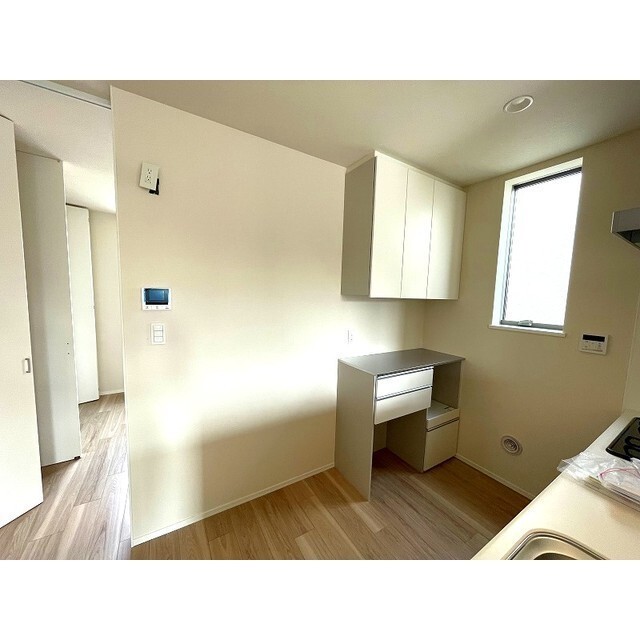 サニーハウス 炊飯器や電子レンジも置ける収納付きキッチンボード付きです