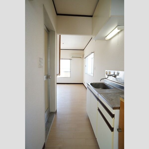 ハイムサンシャワー 玄関より洋室♪