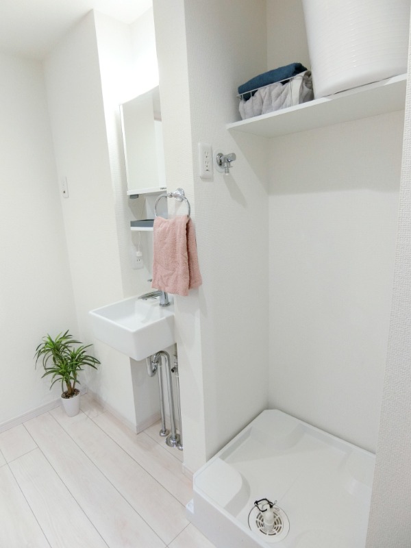 グランクオール朝霞3階 洗濯機置き場の上に棚があるので便利です