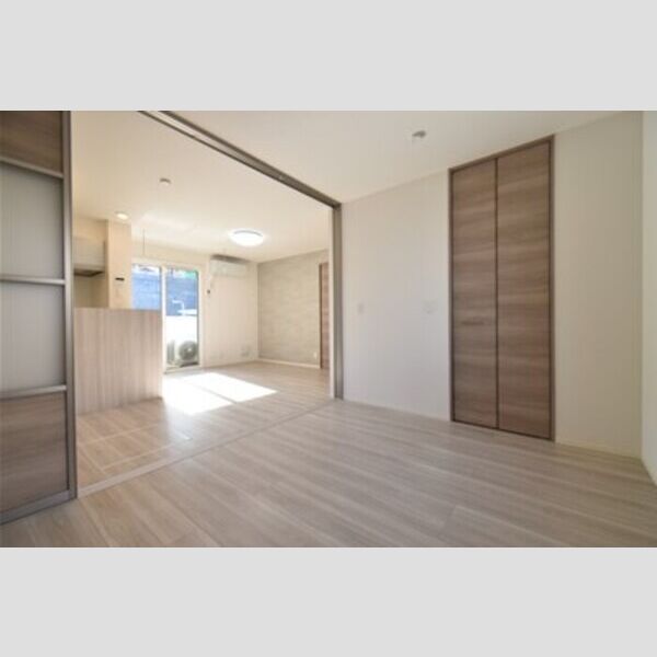 セジュール萩畠102号室 居室とリビングダイニング