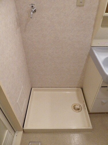 ライオンズステーションプラザ松戸2階 室内洗濯機置場　※前回募集時2022年11月の写真