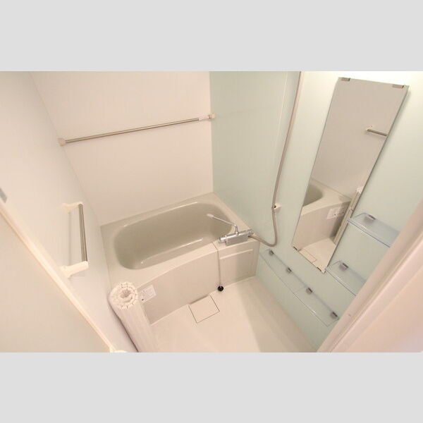 クレールⅦ102号室 お掃除が簡単な棚とミラー付きのバス