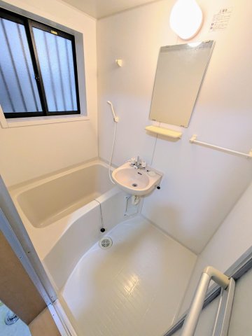 コーポKⅡ102号室 浴室は一般的なつくりになっています。