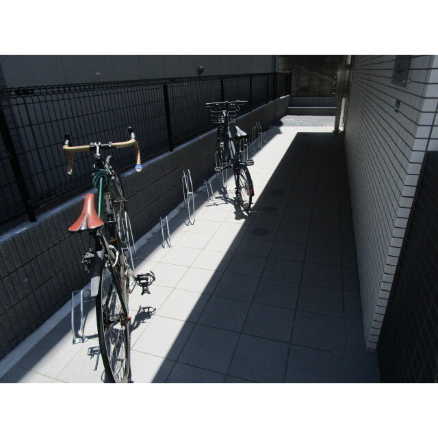 アダット新中野1階 駐輪場