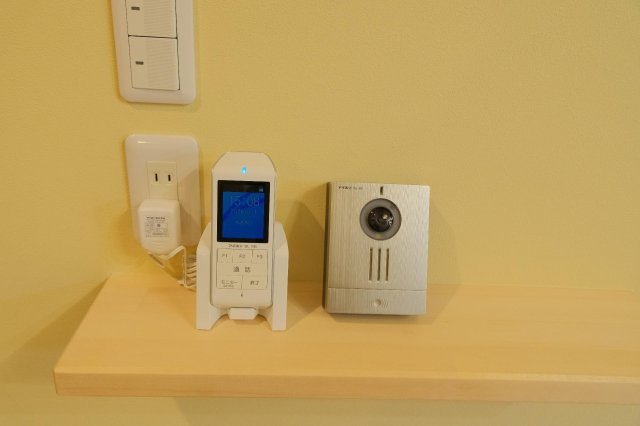 北欧andフレンチのデザイナーズリノベ戸建 カメラ付インターフォン。持ち運び可能な親機。