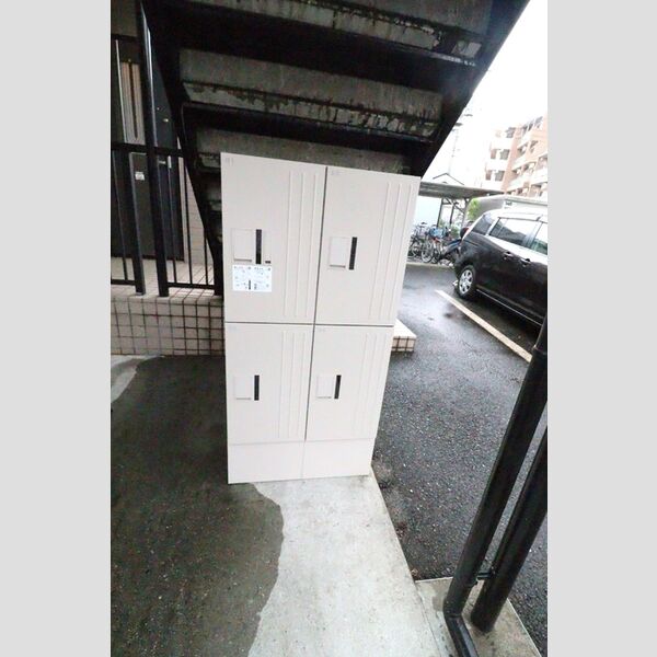 メゾン小柳202号室 宅配ボックス
