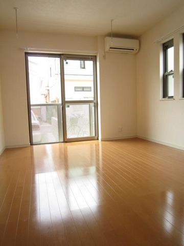 クラッシイキャッスル湘南 こちらのリビングで趣味の時間をお楽しみください