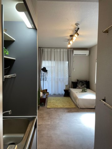 ヴィラクレイン キッチンから見た居室。リビング部分が広いのが特徴です