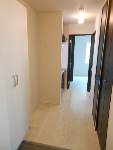 ル・エスト・フォンテーヌ 玄関からキッチン