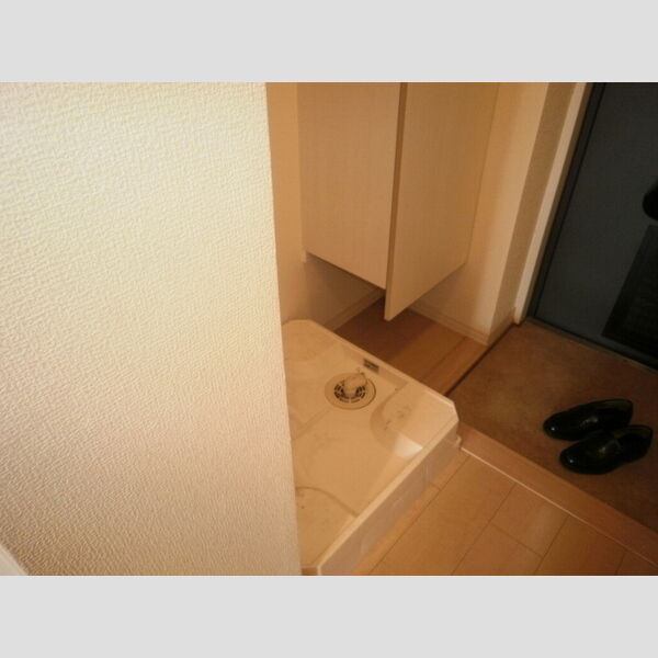 プランドール201号室 防水パン付き洗濯機置場