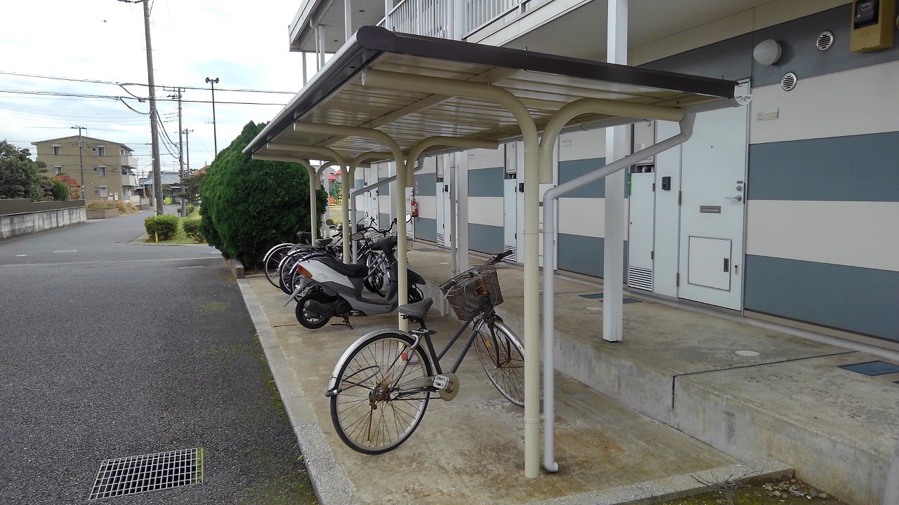 レオパレスコーポモリ205号室 屋根付き駐輪場