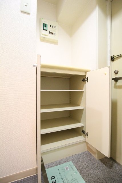 ライオンズマンション関内第六 靴入