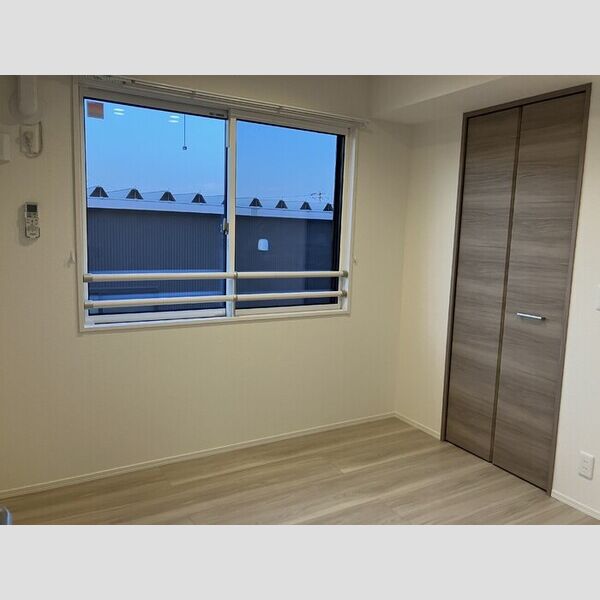 アヴァンスコート参番館305号室 洋室