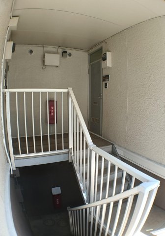 メゾンクレール202号室 階段上がって右側。