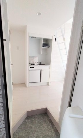 ラプレ下丸子 玄関から洋室を臨む。日当たりが良く快適さが感じられます