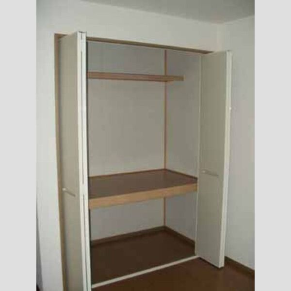 サンライズヒル　AB 洋室物入れ