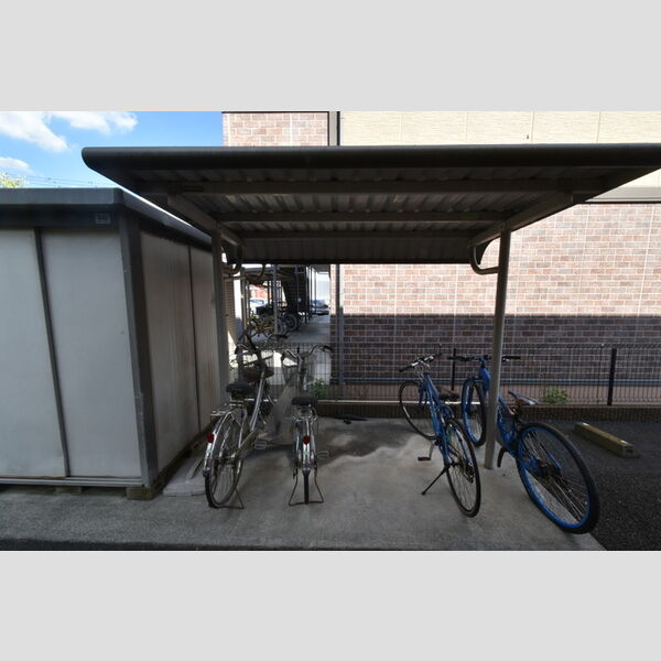 クレール 屋根付き駐輪場