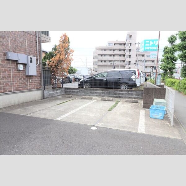 グランドゥール201号室 駐車場