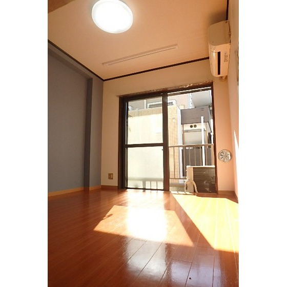 ロイヤルメドウ206号室 リビング