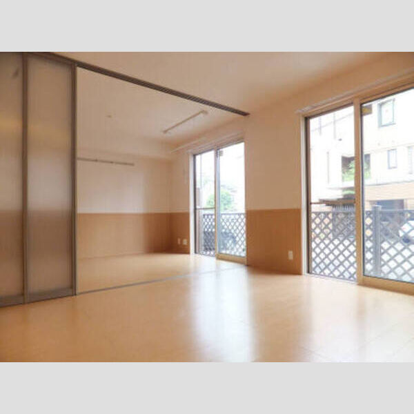 ファミールフラッツ若葉町 リビング・南洋室