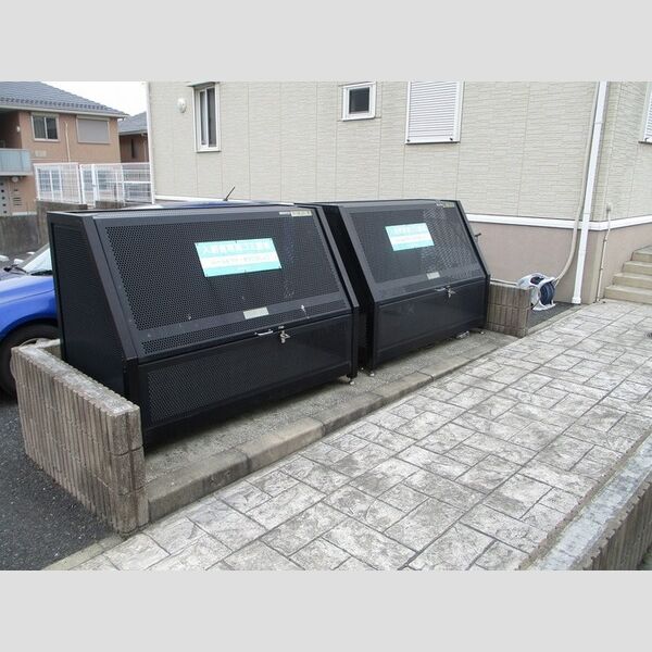 アンソレイエ　西館 ゴミストッカー