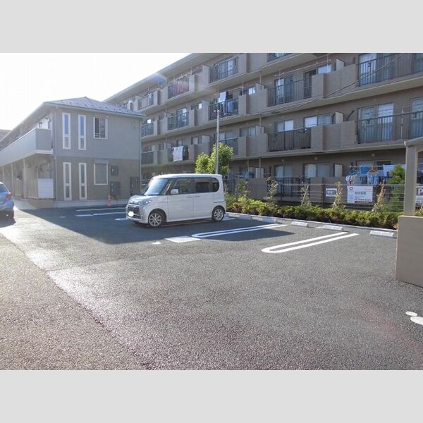 レーヴ・シャルマン102号室 駐車場