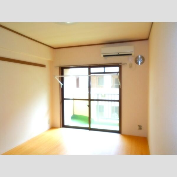 ティーワイパレス204号室 洋室