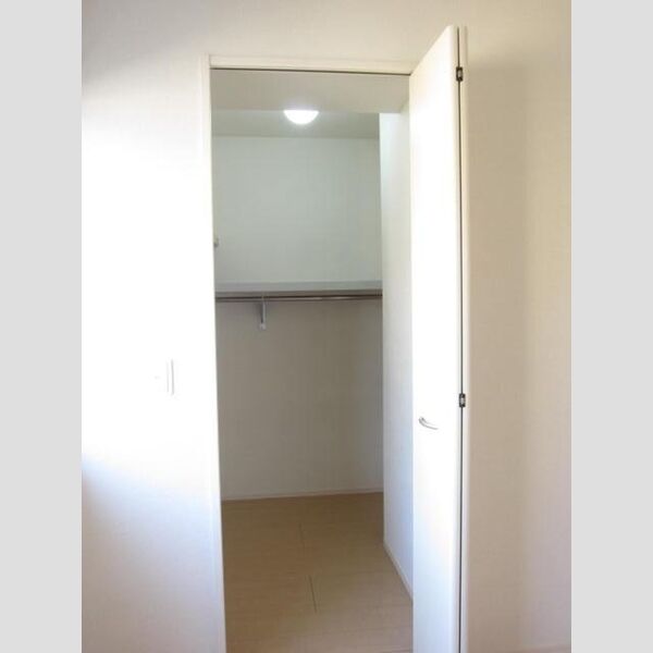 グランモア千歳烏山206号室 ウオークインクローゼット