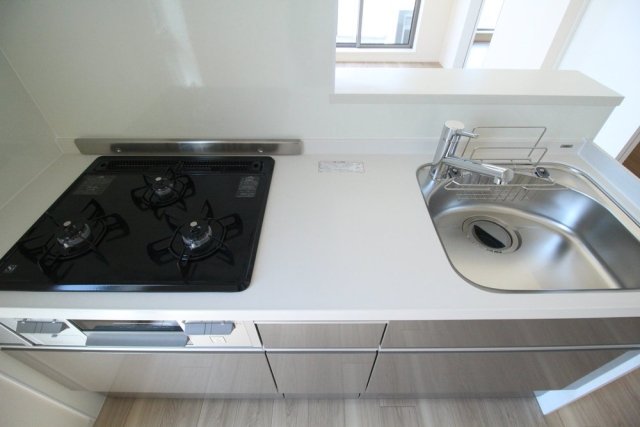 プリモ下北沢 システムキッチン（3口ガスコンロ・グリル付）