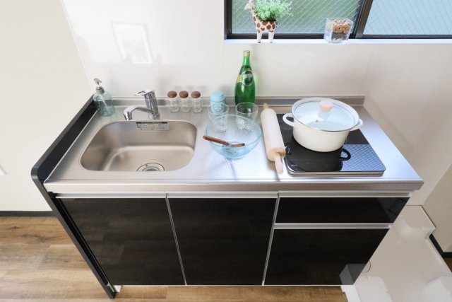 メゾン半谷2階 1口IHコンロ※家具･小物はイメージです