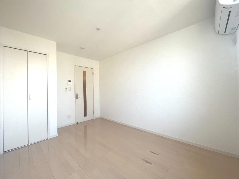 アザーレ・ランド前 約6帖の洋室　室内物干し可能