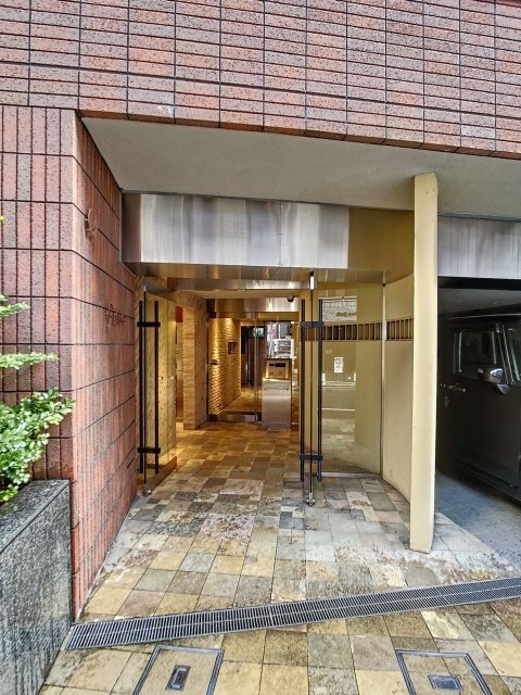 ヌフエタージュ702号室 エントランス