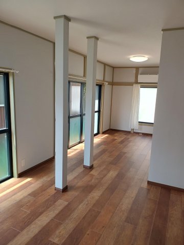 鎌ケ谷中央戸建（北棟） 新規リフォーム済みの日当たりの良いリビングダイニング