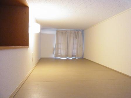 レオパレスプチベルク四番館107号室 広々としたロフトです。収納も付いています。