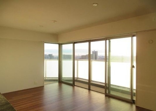 プラウドタワー武蔵浦和レジデンス LDKからのL字バルコニー※2026.1撮影