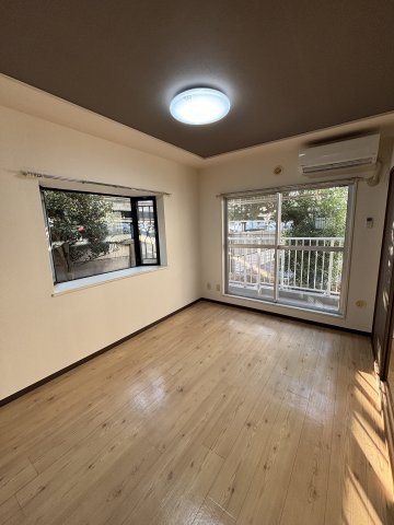 カーサ八千代 洋室に大きな出窓もあります！