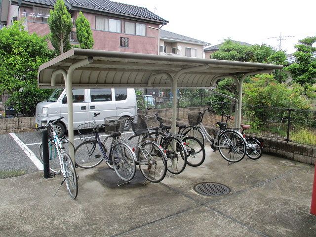 レオパレス上野台Ⅲ110号室 屋根付き駐輪場