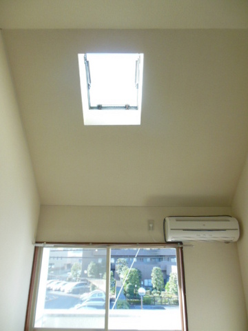 サンハイツ1階 天井には窓があります♪