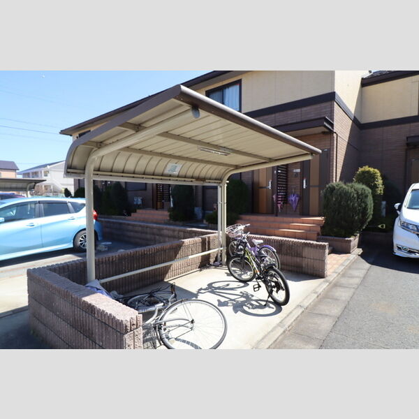 メープルハウス 屋根付き駐輪場