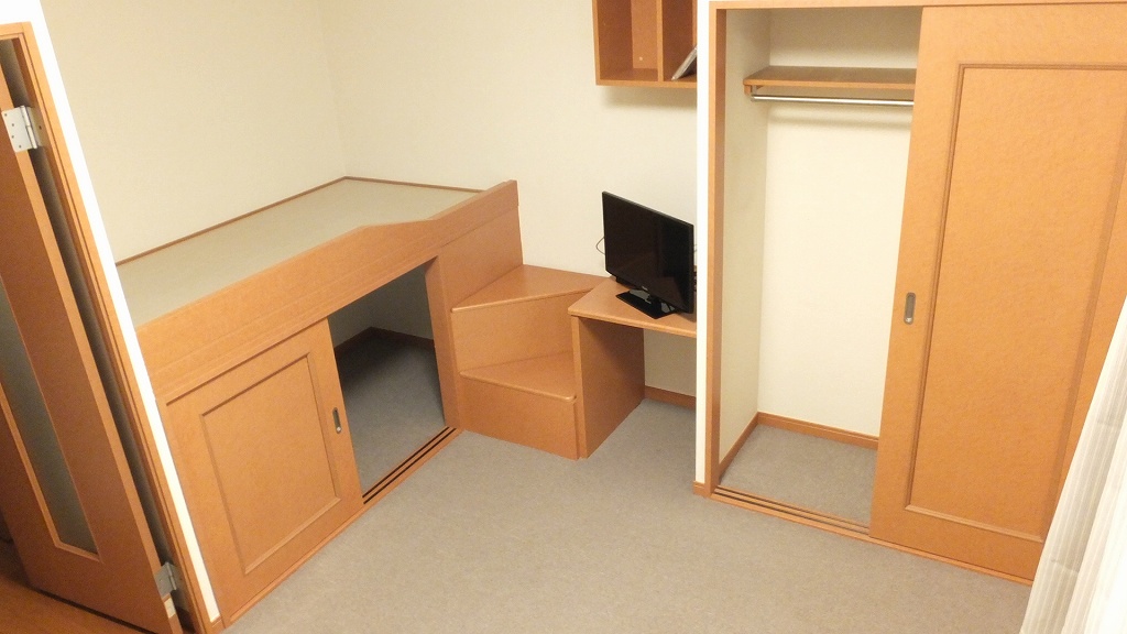 レオパレス本町 家具家電付きの収納が多い物件です