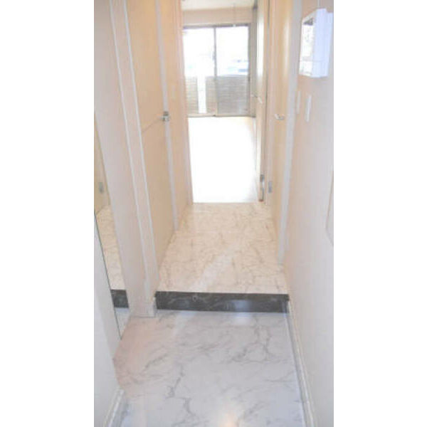 ワイズハウス306号室 玄関廊下