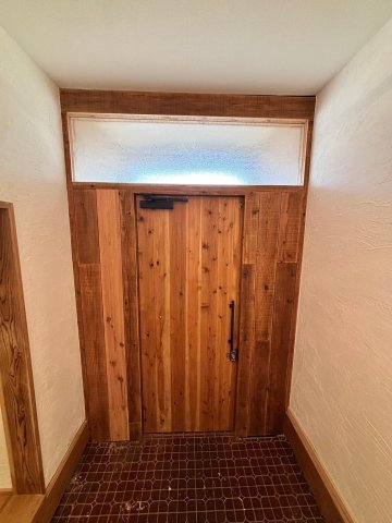 平塚カフェ風ヴィンテージHOUSE４ ウッディーな玄関ドア