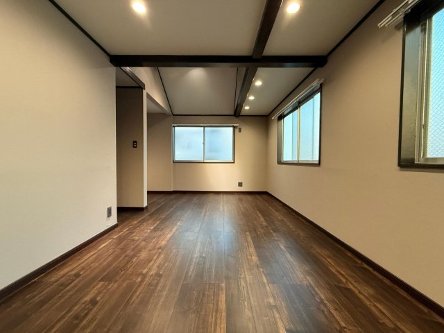 吹き抜け天井と広々LDKを備えたラグジュアリー住宅 温かみあるフローリング、陽光差し込み寝室にも最適です