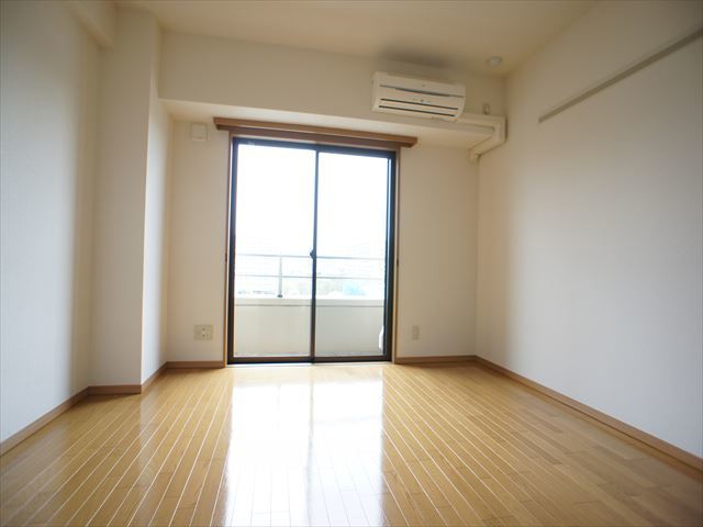 エクセルグランデ高洲0704号室 ゆったり過ごせるリビングです