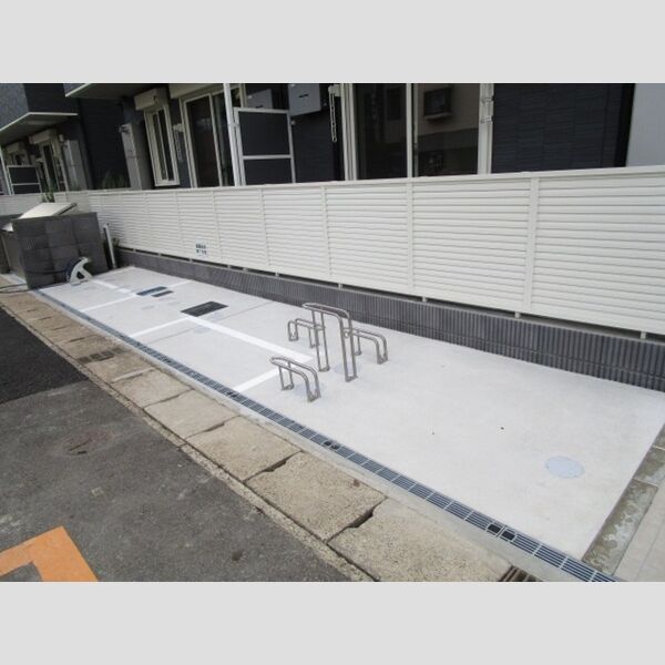 ディーグラシューズ 駐輪場