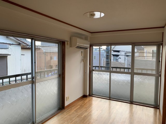 K-FLAT川戸202号室 畳の上でゆっくりとくつろげる和室です