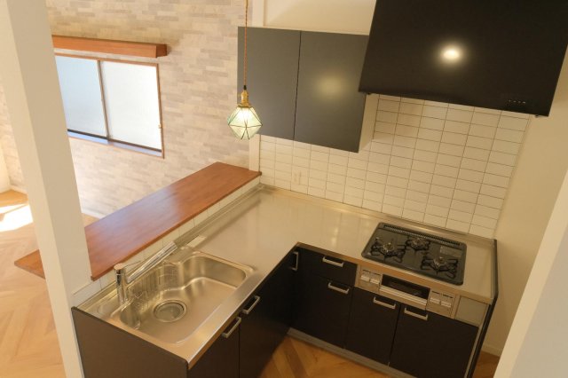 北欧andフレンチのデザイナーズリノベ戸建 ３つ口ガスコンロ、節湯型・浄水器付きシャワー水栓。